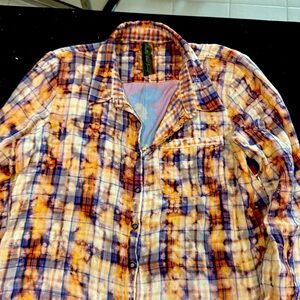 Long sleeve shirt with back made out of flowery and silky feeling